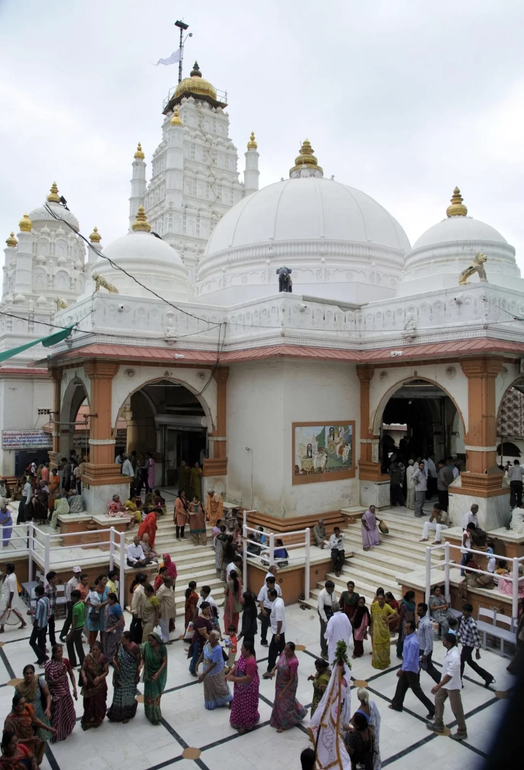 હોળી-ધુળેટી પર્વે ડાકોર ભક્તિમય: રણછોડરાયના દર્શન માટે લાખો ભક્તોની ભીડ, ચંદ્રગ્રહણ બાદ સવારે ૬:૪૫થી ફરી શરૂ થશે દર્શન