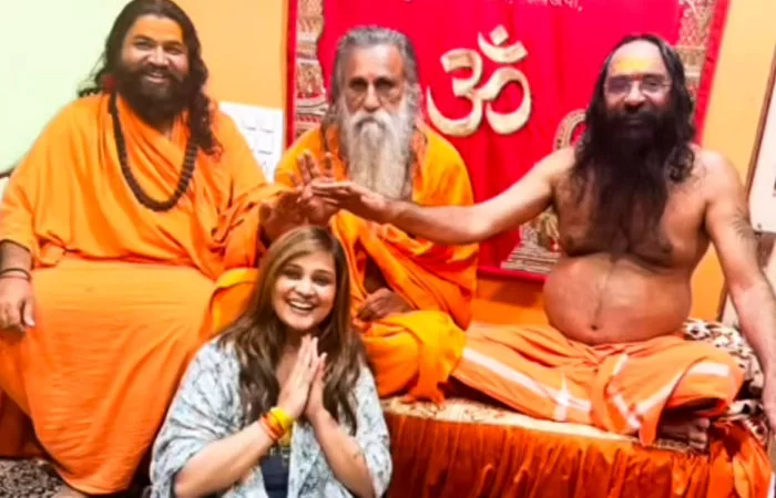 કીર્તિ પટેલે ઇન્દ્રભારતી બાપુના ચરણસ્પર્શ કરી આશીર્વાદ લીધા, વિવાદનો આવ્યો સુખદ અંત!