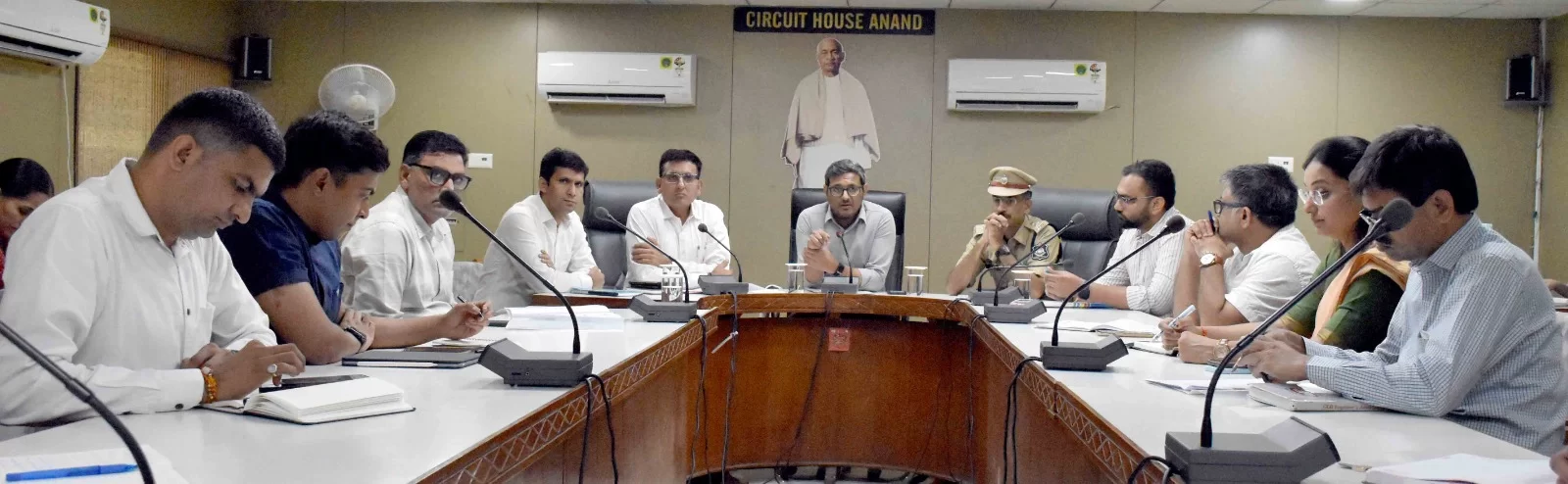 આણંદ જિલ્લામાં ચોમાસા પૂર્વેની આગોતરી તૈયારીઓ માટે જિલ્લા કલેકટરશ્રી પ્રવીણ ચૌધરીના અધ્યક્ષસ્થાને બેઠક યોજાઈ