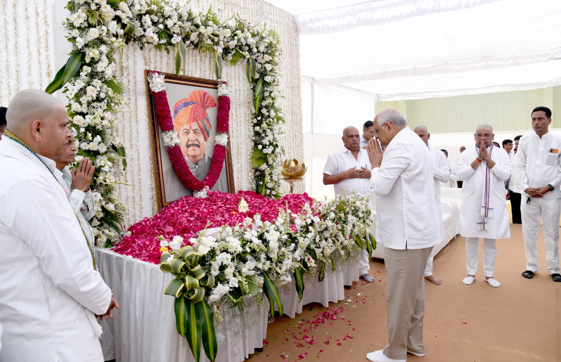 ઉમરેઠના ધારાસભ્ય સ્વ. ગોવિંદભાઈ પરમારના શોકસંતૃપ્ત પરિજનોને સાંત્વના પાઠવતા મુખ્યમંત્રી શ્રી ભૂપેન્દ્રભાઈ પટેલ