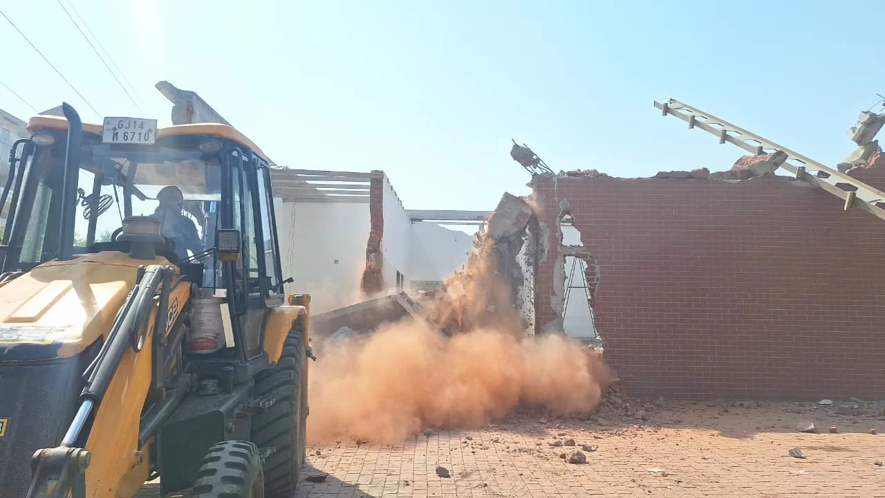 આણંદ: જે.કે. લોટસ પાર્ટી પ્લોટમાં મનપાનું ડિમોલિશન; ગેરકાયદે દબાણો દૂર કરાયા