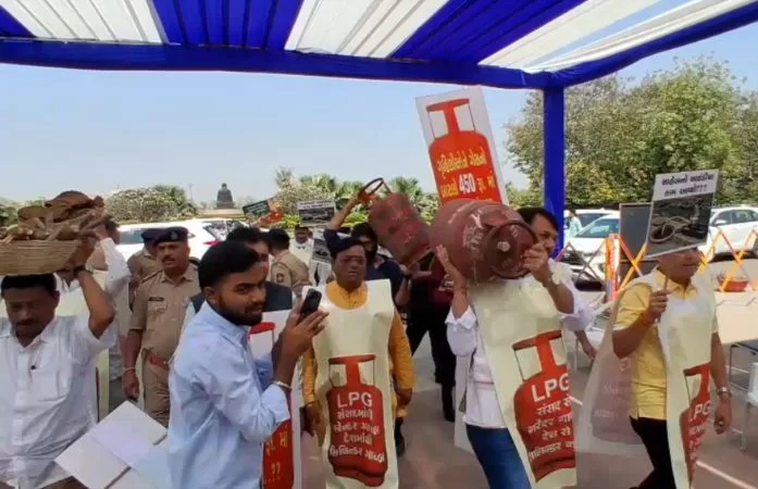 ગુજરાત વિધાનસભામાં ‘ગેસ કટોકટી’નો ગુંજ્યો મુદ્દો: ખાલી બાટલા અને માથે લાકડા સાથે કોંગ્રેસનો હલ્લાબોલ, પોલીસ અને ધારાસભ્યો વચ્ચે ઝપાઝપી