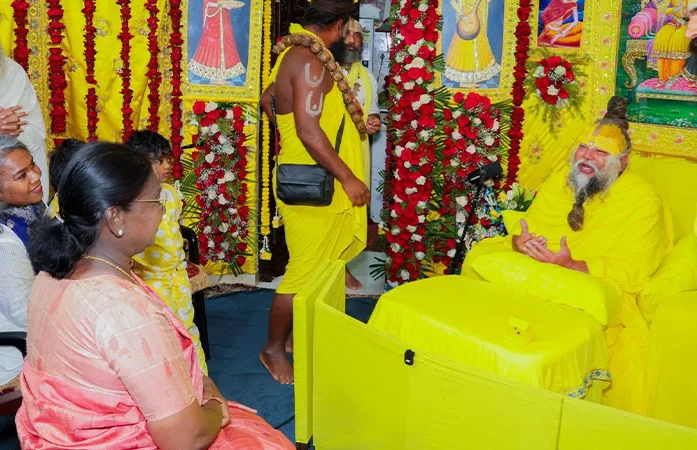 મથુરા-વૃંદાવનમાં રાષ્ટ્રપતિ મુર્મૂનો ભક્તિભાવ: પ્રેમાનંદ મહારાજના આશીર્વાદ લીધા, ‘રાધે-રાધે’થી થયો ભવ્ય સ્વાગત