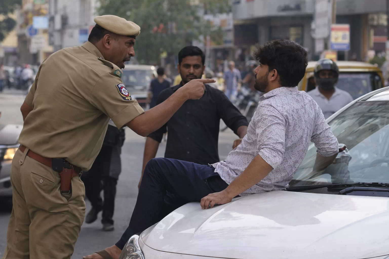 અમદાવાદમાં PSIનો દાદાગીરી વીડિયો વાયરલ: બોનેટ પર બેઠેલા યુવકને ધમકી, SP સુધી પહોંચી ફરિયાદ