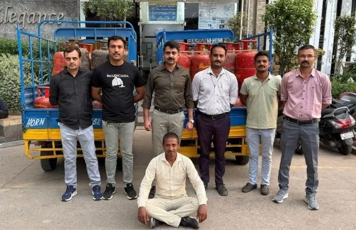 અમદાવાદમાં ગેસ રિફિલિંગ કૌભાંડનો પર્દાફાશ! આનંદનગરમાં 65 સિલિન્ડર અને 2 રિક્ષા સાથે એક આરોપી ઝડપાયો