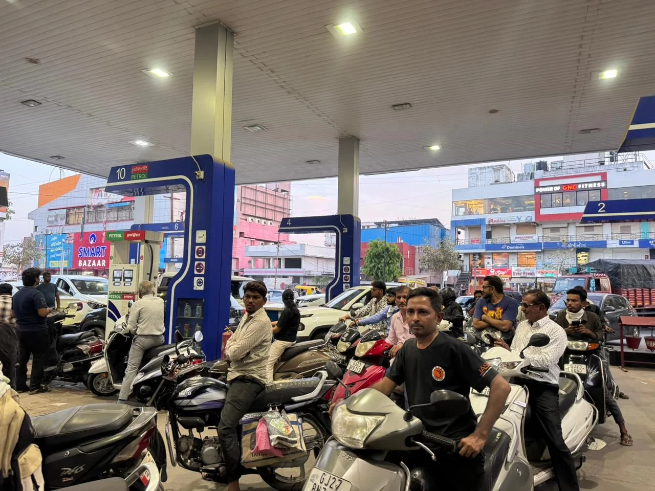 ગુજરાત સરકાર દ્વારા સત્તાવાર સ્પષ્ટતા: રાજ્યમાં પેટ્રોલ-ડીઝલનો પૂરતો જથ્થો ઉપલબ્ધ, અફવાઓથી દૂર રહેવા નાગરિકોને અપીલ