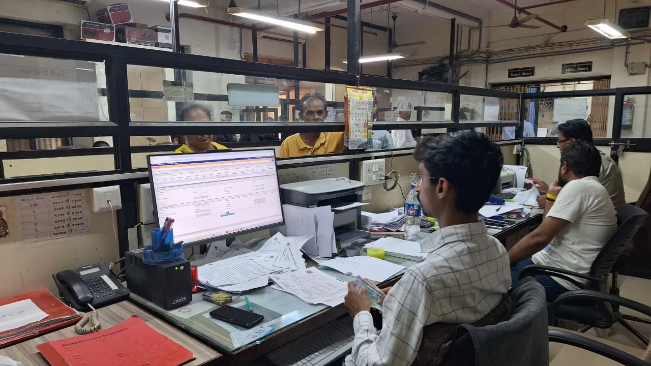 કરમસદ આણંદ મહાનગર પાલિકા ખાતે તા.19, 21 અને 22 માર્ચ જાહેર રજા ના દિવસોએ નગરજનોએ જમા કરાવ્યો રૂપિયા 31 લાખ ઉપરાંત નો મિલકત વેરો