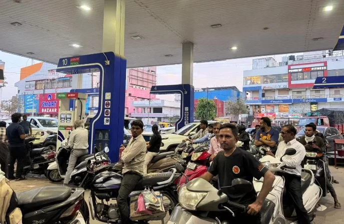 ગુજરાતવાસીઓ બેફિકર રહો! રાજ્યમાં પેટ્રોલ-ડીઝલ અને ગેસનો ફૂલ સ્ટોક, અફવાઓ પર ન આપો ધ્યાન