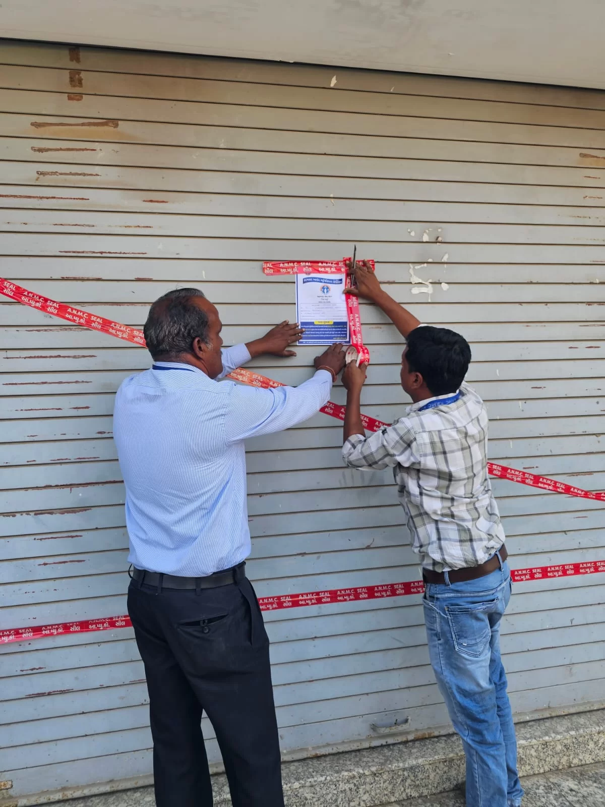 આજે કરમસદ આણંદ મહાનગરપાલિકા દ્વારા બાકી મિલકત વેરો ન ભરનાર વધુ 15 દુકાનો કરવામાં આવી સીલ