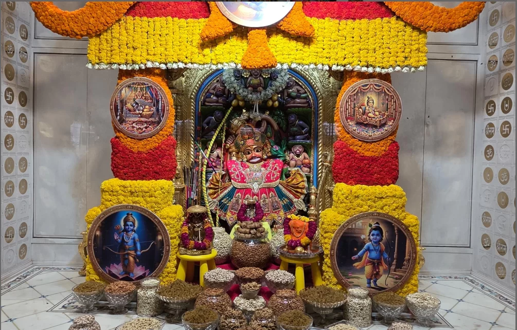 સાળંગપુરમાં કષ્ટભંજનદેવ દાદાને હજારીગલ ફૂલોનો દિવ્ય શણગાર