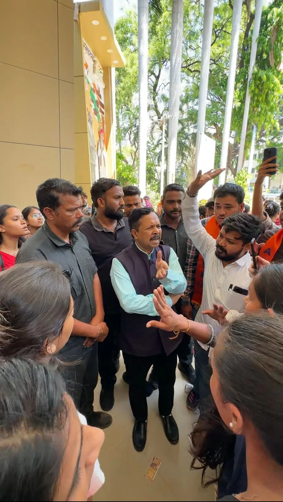 SP યુનિવર્સિટીમાં નકલી નોટો ઉડાવી ABVPનો વિરોધ: નર્સિંગના પેપર ચેકિંગમાં 'રૂપિયાના ખેલ'નો આક્ષેપ, ૨૦૦થી વધુ વિદ્યાર્થીઓ નાપાસ