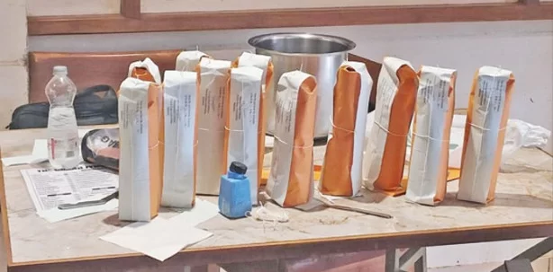 નડિયાદ: સંતરામ રોડ પર આવેલી જાણીતી 'જ્યોતિ દાલપુરી'માં ફૂડ વિભાગના દરોડા, સેમ્પલ લઈ લેબોરેટરીમાં મોકલાયા