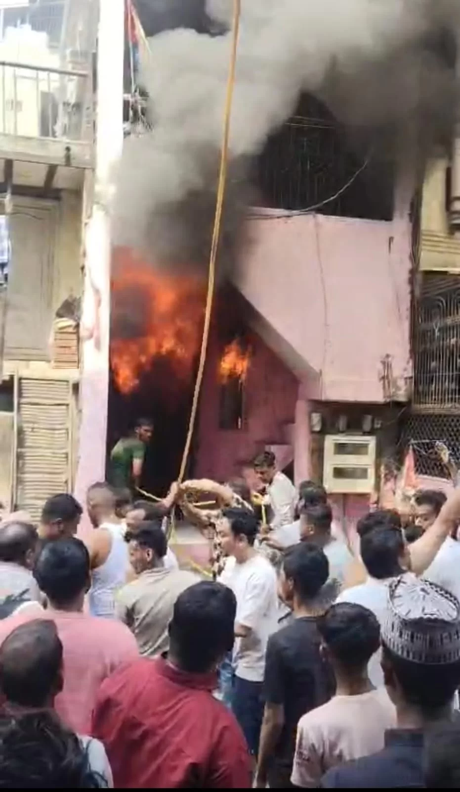 સુરતના લિંબાયતમાં મોટી દુર્ઘટના: રહેણાંક મકાનમાં ભીષણ આગ લાગતા 5 લોકોના મોત, સમગ્ર વિસ્તારમાં અરેરાટી