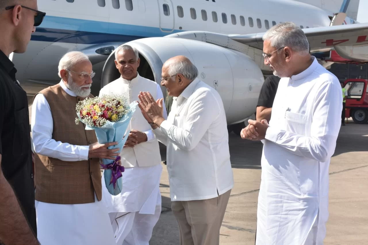 વડાપ્રધાન મોદીનું ગુજરાતમાં આગમન: રાજ્યપાલ, મુખ્યમંત્રી અને નાયબ મુખ્યમંત્રીએ કર્યું ભવ્ય સ્વાગત