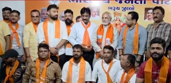 ભરૂચમાં સ્થાનિક સ્વરાજ્યની ચૂંટણી પહેલા મોટો પક્ષપલટો: કોંગ્રેસ અને AAPના 50 જેટલા કાર્યકરો ભાજપમાં જોડાયા