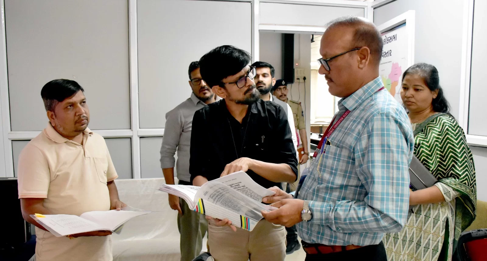 111 - ઉમરેઠ વિધાનસભા પેટા ચૂંટણી 2026: આણંદ ખાતે મીડિયા મોનિટરીંગ સેન્ટરની મુલાકાત લેતા જનરલ ઓબ્ઝર્વર શ્રી માતા દિન મીણા