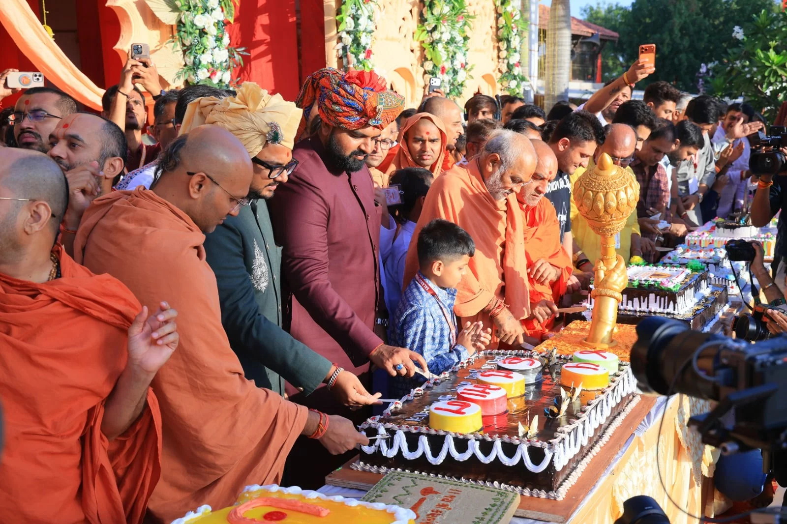 સાળંગપુર ધામમાં હનુમાન જયંતીની અભૂતપૂર્વ ઉજવણી: દાદાને 8 કિલો સોનાના વાઘા ધરાવાયા, 1 લાખ બલૂન અને 151 કિલોની કેક સાથે જન્મોત્સવ મનાવાયો