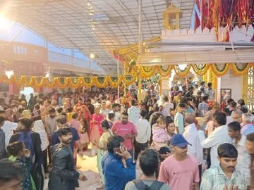 ચૈત્રી પૂર્ણિમાએ ખેડબ્રહ્મામાં ભક્તિનો મહાસાગર: મા અંબાના દર્શને ઉમટ્યું માનવ મહેરામણ, 'જય અંબે'ના નાદથી ગુંજ્યું મંદિર