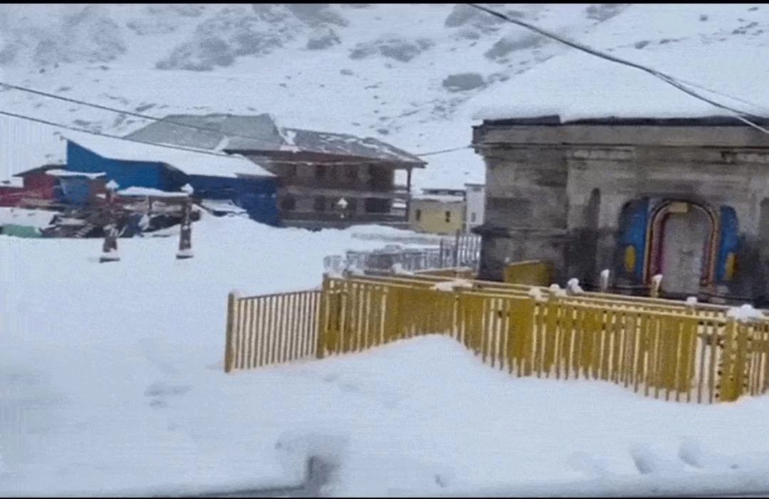 કેદારનાથ ધામ બરફની ચાદરમાં ઢંકાયું, યાત્રાની તૈયારીઓમાં વિઘ્ન