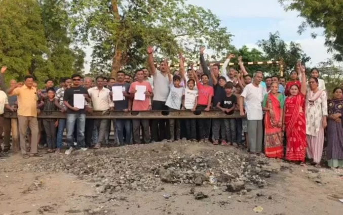 નડિયાદમાં 'ચૂંટણી બહિષ્કાર'નું રણશિંગું: SRP ફાટકનો રસ્તો બંધ કરાતા હજારો રહીશો રસ્તા પર ઉતર્યા