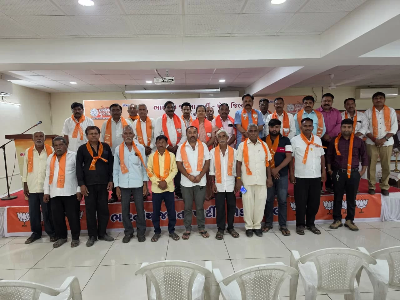 મહેમદાવાદ કોંગ્રેસમાં મોટું ગાબડું: પૂર્વ પ્રમુખ પર્બતસિંહ ડાભી 50 કાર્યકર્તાઓ સાથે ભાજપમાં જોડાયા