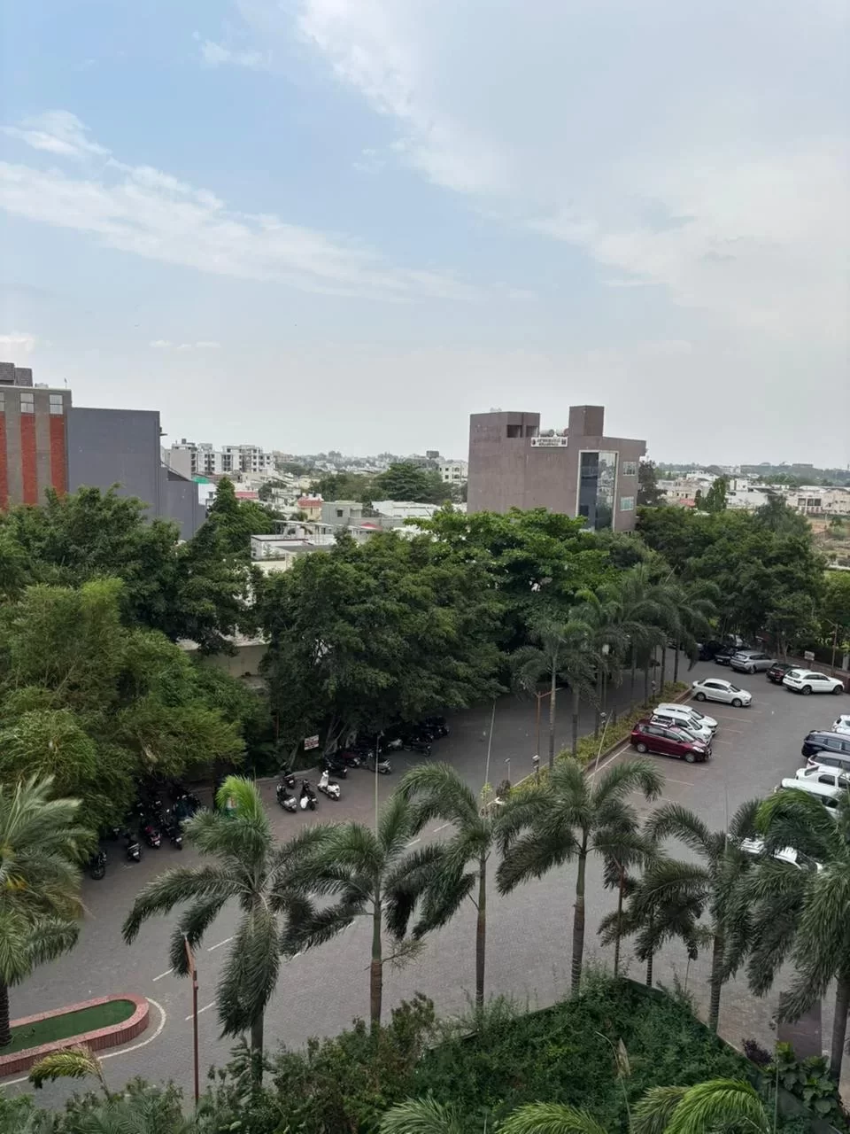 ગુજરાતમાં ગાજવીજ સાથે વરસાદી ઝાપટાં, વંટોળે ઉડાડી ધૂળની ડમરીઓ