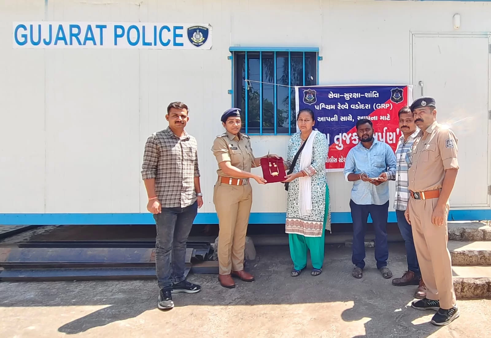 ‘તેરા તુજકો અર્પણ’ કાર્યક્રમ હેઠળ આણંદ રેલ્વે પોલીસ દ્વારા ફરીયાદીઓને કિંમતી સામાન પરત