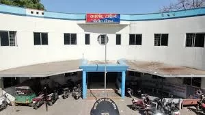 આણંદ ટાઉન પોલીસની મોટી કાર્યવાહી: સજા વોરંટનો આરોપી ઝડપાઈ કોર્ટ હવાલે કરાયો, કાયદાની કડક અમલવારીનો દાખલો રજૂ