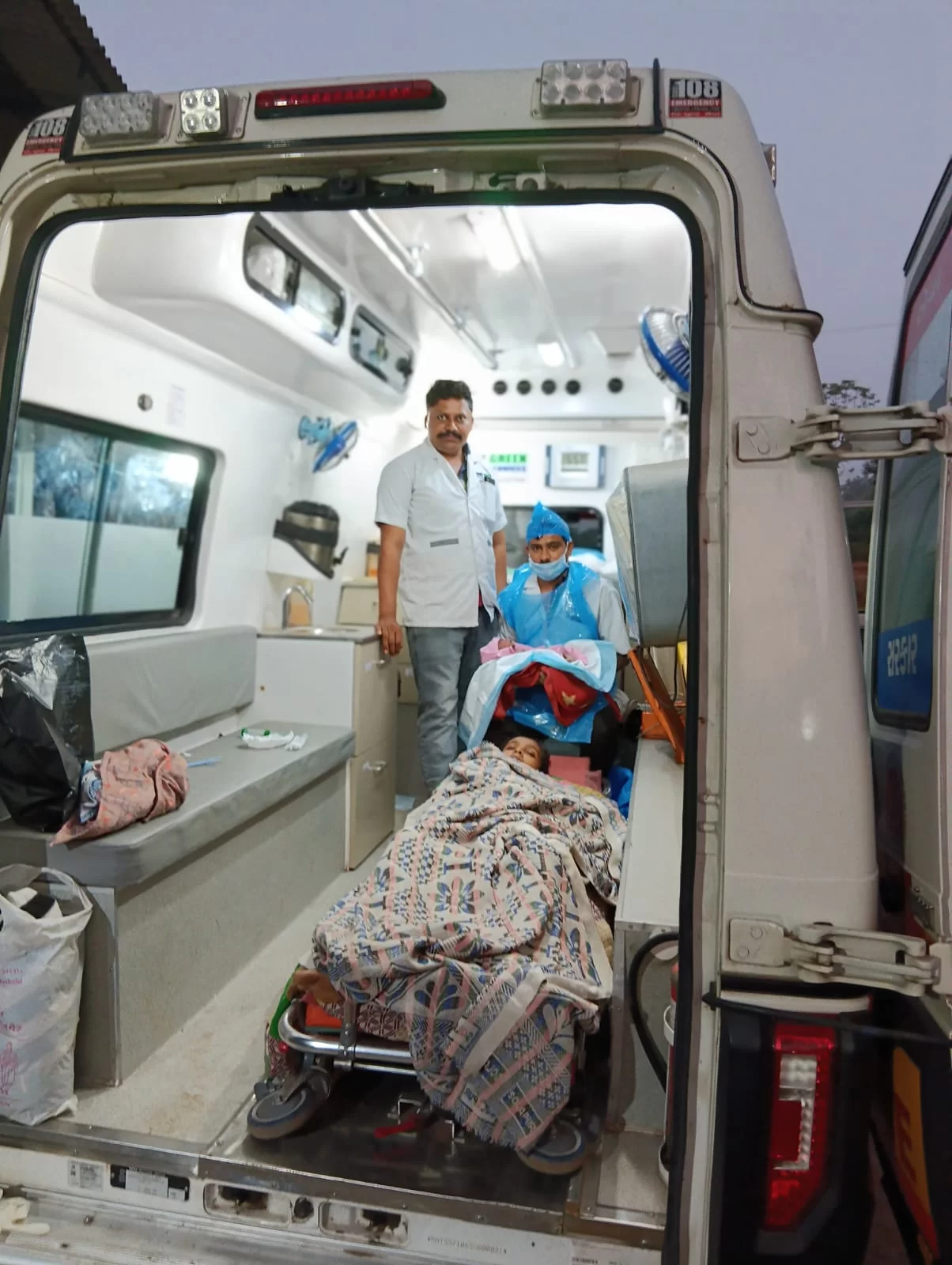 આણંદમાં 108 એમ્બ્યુલન્સ બની આશીર્વાદ: અગાઉ ૨ સિઝર હોવા છતાં એમ્બ્યુલન્સમાં સગર્ભાની સફળ નોર્મલ ડિલિવરી
