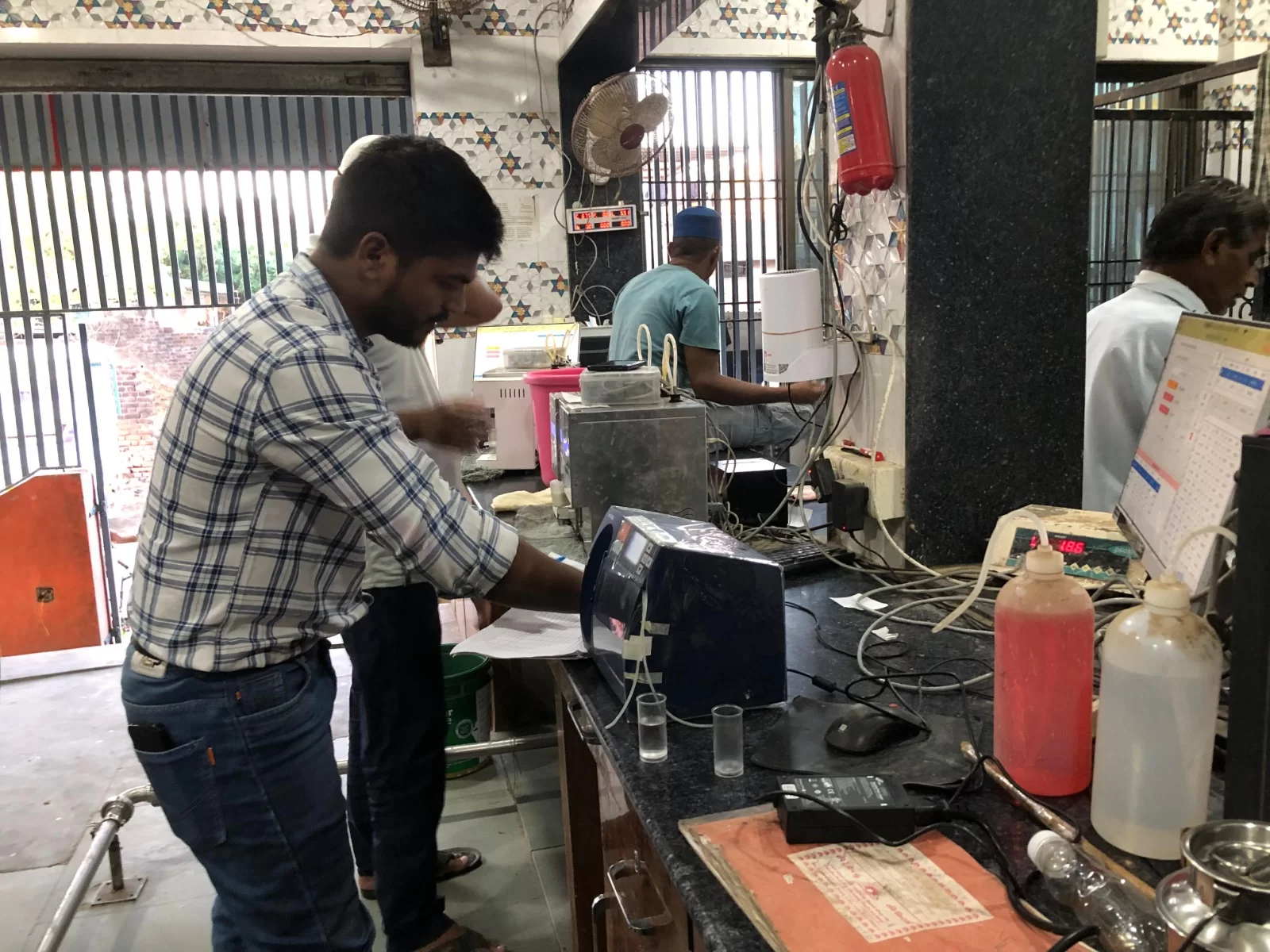 આણંદમાં ફૂડ સેફટી વિભાગની કડક કાર્યવાહી, ૪૩ ખાદ્ય નમૂનાઓ તપાસ માટે લેવામાં આવ્યા