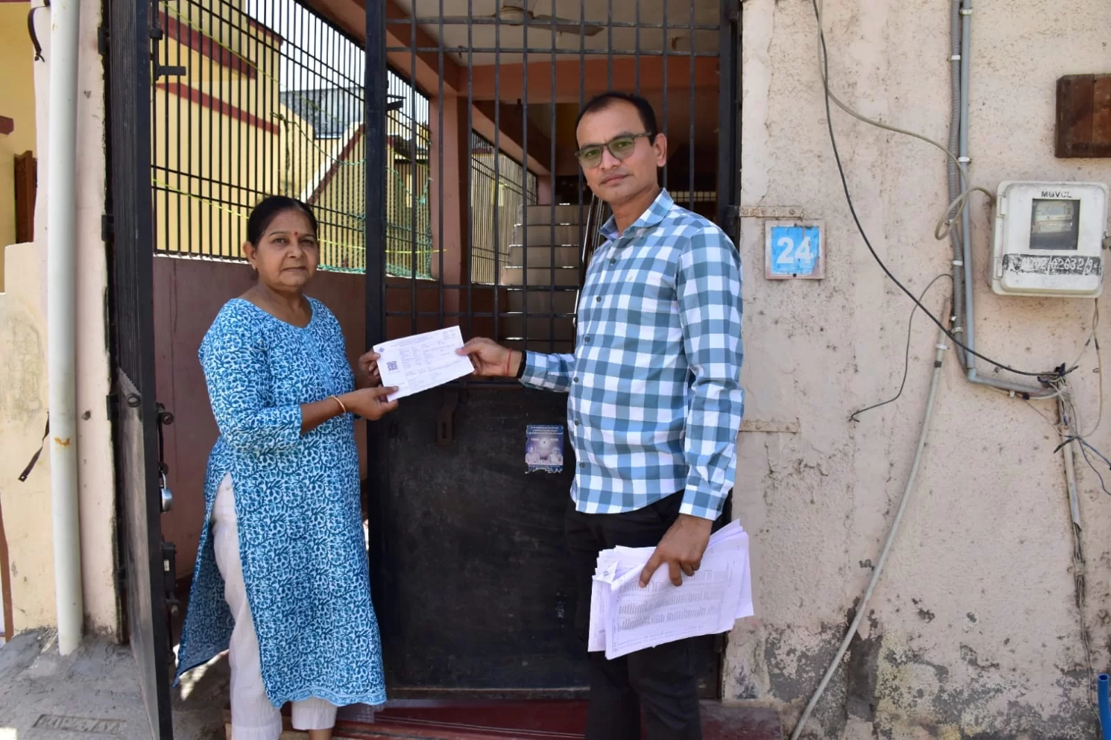 ઉમરેઠ પેટા ચૂંટણી માટે 2.45 લાખ મતદાર કાપલીઓનું ઘેરઘેર વિતરણ શરૂ, 17 એપ્રિલ સુધી તમામ મતદારો સુધી પહોંચશે!