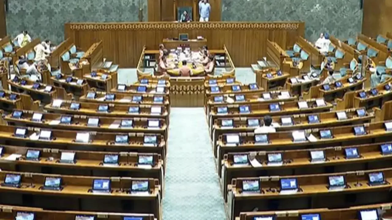 સંસદમાં મહત્વના બિલની તૈયારી: ભાજપે સાંસદોની રજા રદ કરી