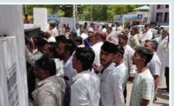 થરાદમાં ચૂંટણી પ્રક્રિયામાં તણાવ: ફોર્મ ચકાસણી દરમિયાન ભારે હોબાળો, “અહીં લોકશાહી રહી નથી”નો આક્ષેપ