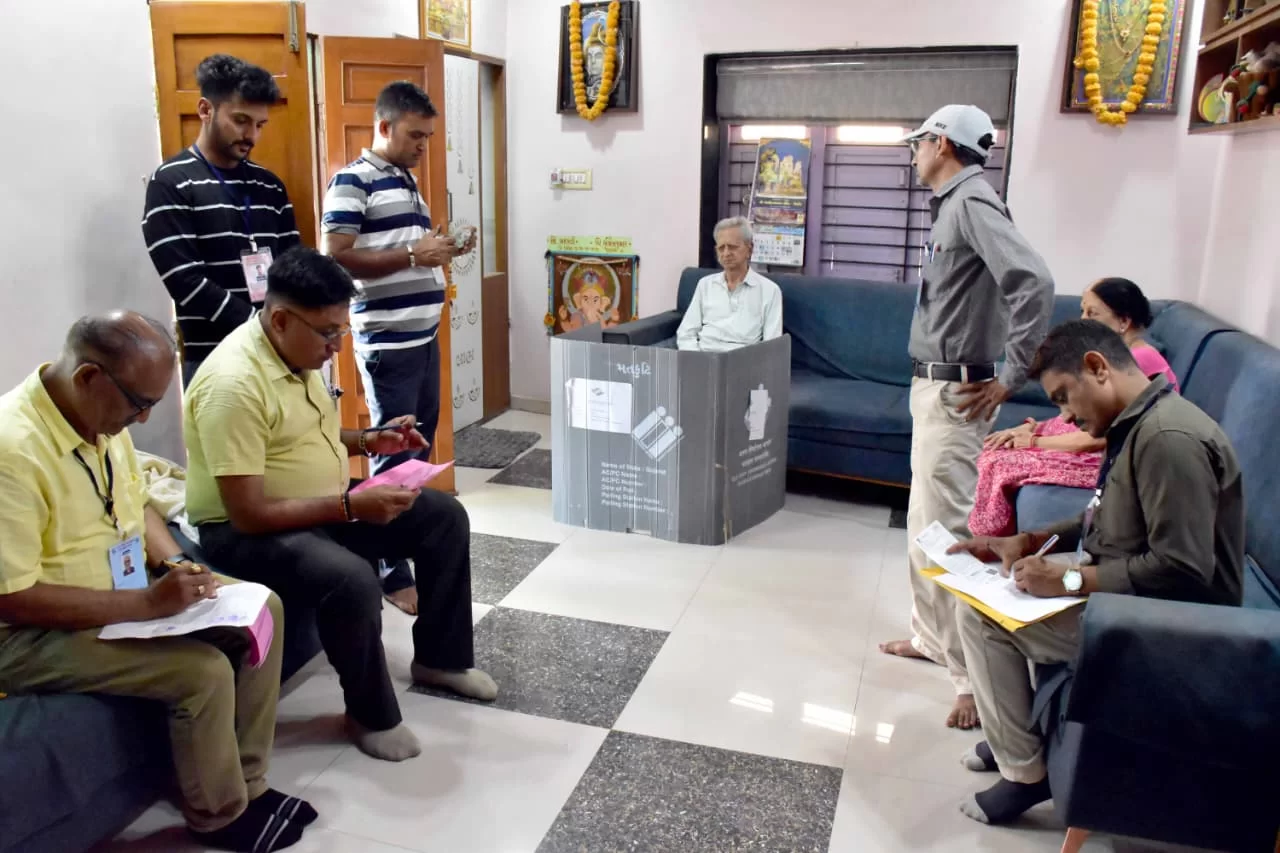 ઉમરેઠમાં હોમ વોટિંગની અનોખી પહેલ: 85 વર્ષથી વધુ વયના અને દિવ્યાંગ મતદારો ઘરે બેઠા કરી રહ્યા છે મતદાન