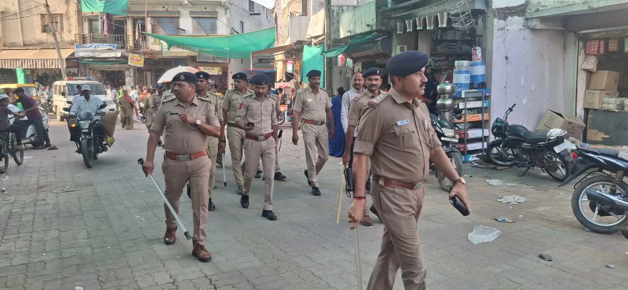 સ્થાનિક સ્વરાજ અને નગરપાલિકાની ચૂંટણીઓ અંતર્ગત તારાપુર શહેરી વિસ્તારમાં પોલીસનું ફૂટ પેટ્રોલિંગ