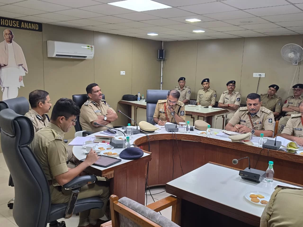 આણંદ જિલ્લામાં ચૂંટણી પૂર્વે પોલીસ તંત્ર સજ્જ, ઉચ્ચ અધિકારીઓએ લીધી સમીક્ષા બેઠક