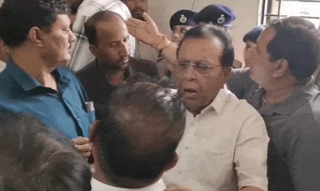 અંતિમ દિવસે મોટો ટ્વિસ્ટ! કનુ પ્રજાપતિએ ફોર્મ ખેંચ્યું, BJP ઉમેદવાર વિજેતા