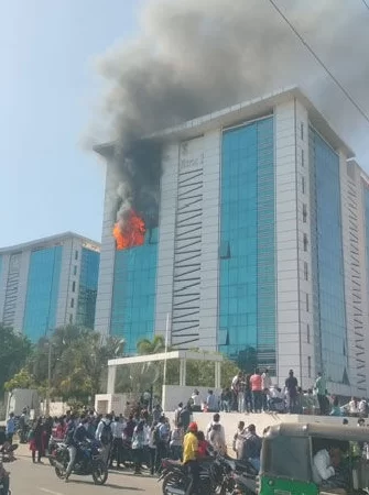 વડોદરા ગોત્રીમાં ઇસ્કોન હાઈટ્સમાં ભીષણ આગ, 10 માળની ઇમારત ઝપેટમાં; મેજર કોલ જાહેર