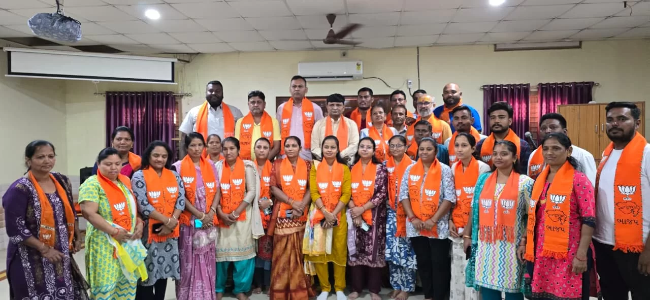 પેટલાદમાં ચૂંટણી પહેલાં જ ભાજપનો દબદબો: બિનહરીફ ઉમેદવારો સાથે રાજ્યમંત્રી કમલેશ પટેલનો સંવાદ