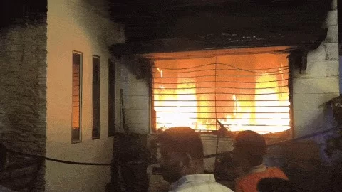 મોતનું કારણ મોબાઈલ કે AC? લીંબડીમાં મોડી રાત્રે ઘરમાં ભીષણ આગ, પતિ-પત્ની જીવતા ભૂંજાયા.