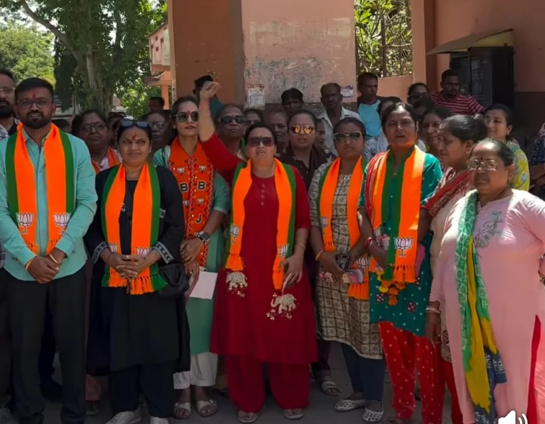 કરમસદ-આણંદ મહાનગરપાલિકાના વોર્ડ નં-11 ના ઉમેદવારો દ્વારા ડોર ટુ ડોર પ્રચાર શરૂ