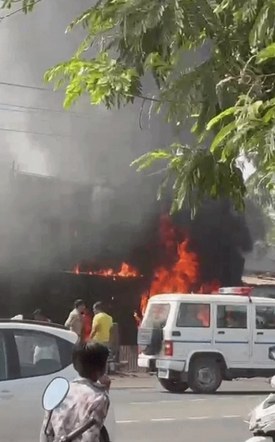 ધંધુકામાં યુવકની હત્યા બાદ તંગદિલી: ટોળાઓનો હિંસક પ્રદર્શન, કર્ફ્યુ લાગુ