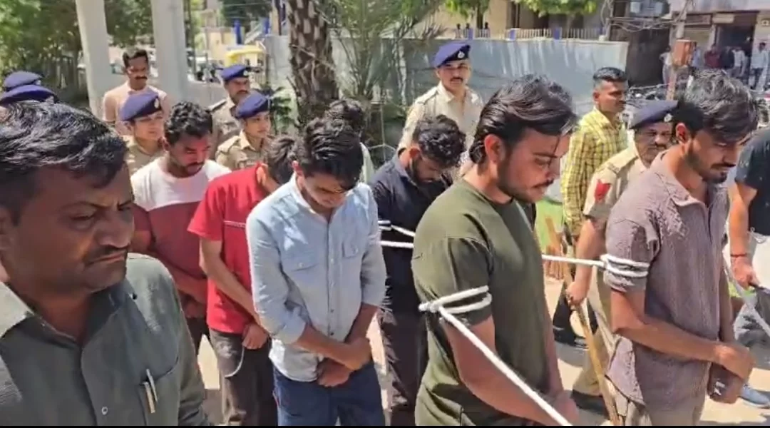 ખેડા બ્રેકિંગ | સગીરાને પ્રેમજાળમાં ફસાવી 3 વર્ષ સુધી સામૂહિક દુષ્કર્મ: 8 આરોપીઓ ઝડપાયા, ગામમાં દોરડે બાંધી વરઘોડો કાઢાયો