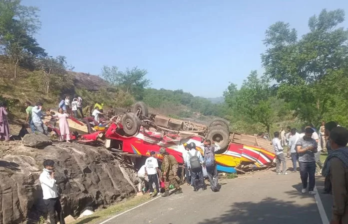 જમ્મુ-કાશ્મીર: ઉધમપુરમાં મુસાફરો ભરેલી બસ પલટી, ૧૫ લોકોના કમકમાટીભર્યા મોત, અનેક ઘાયલ