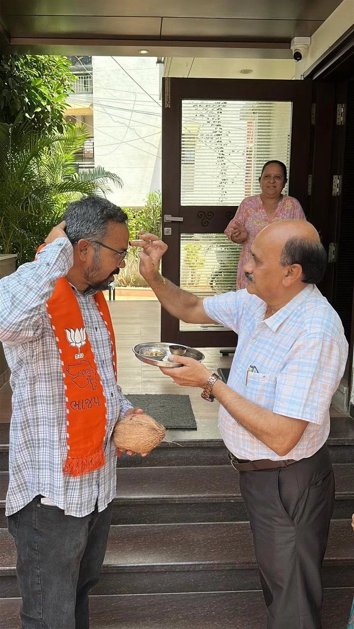 આણંદ: વોર્ડ નં. 8માં વિજય તિલક સાથે ભાજપના ઉમેદવારોનો ભવ્ય પ્રચાર