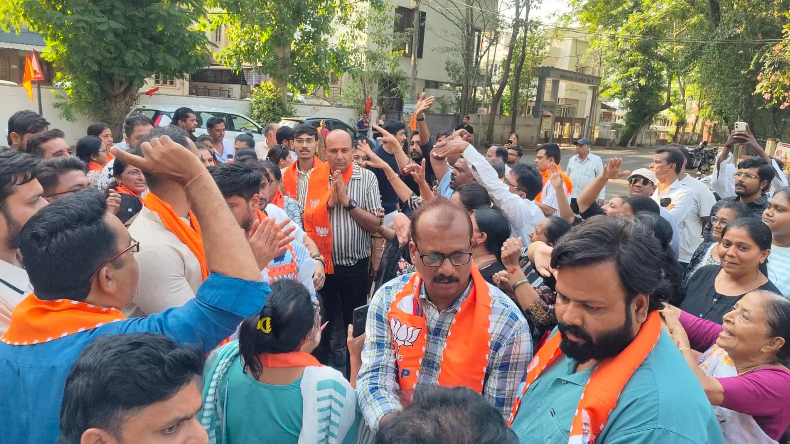 મત માંગવા ગયેલા નેતાઓને જનતાએ દેખાડ્યો પરચો: સુરતના રાંદેરમાં ભારે ખેંચતાણ, પોલીસના સહારે નેતાઓનો બચાવ