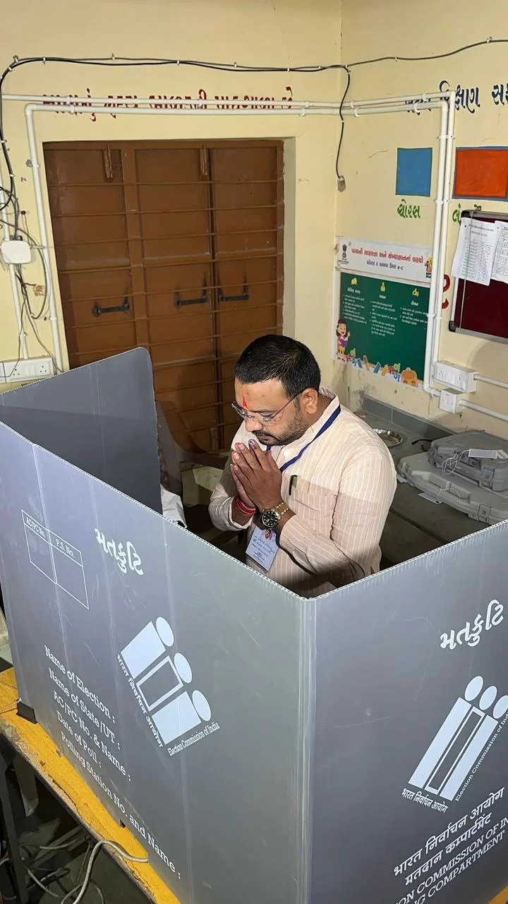 111-ઉમરેઠ વિધાનસભા પેટાચૂંટણી: ભાજપના ઉમેદવાર હર્ષદભાઈ પરમારે મતાધિકારનો ઉપયોગ કરી લોકશાહીના પર્વને ઉજવ્યું