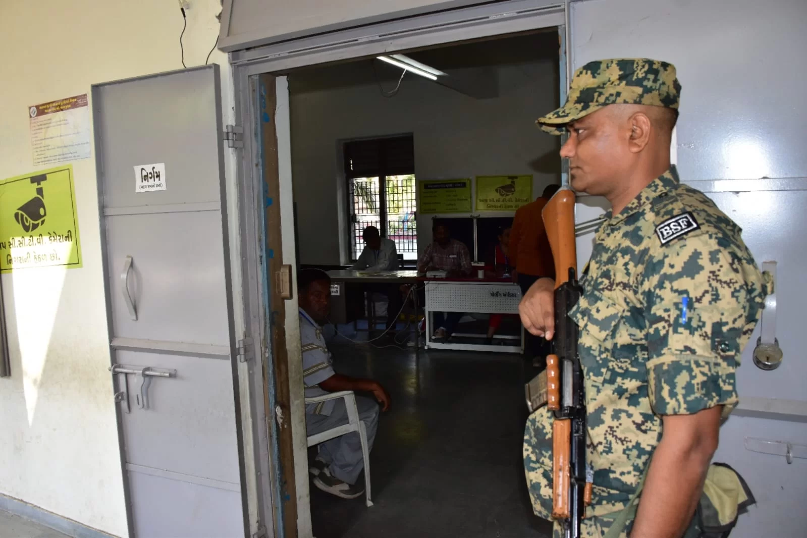 ઉમરેઠ પેટાચૂંટણી: બપોરે 1 વાગ્યા સુધીમાં 37.23% મતદાન, ગરમી છતાં મતદારોમાં જોવા મળ્યો મિશ્ર પ્રતિસાદ