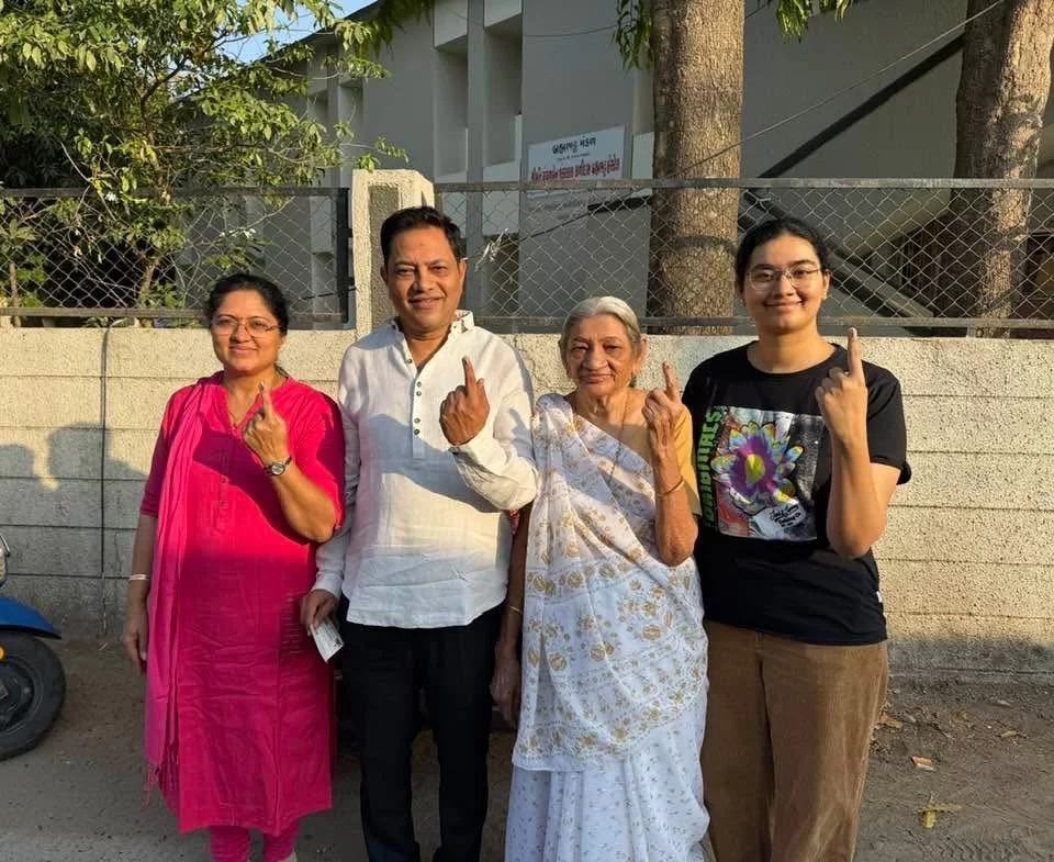 આણંદમાં ભાજપના કોષાધ્યક્ષ સુનિલભાઈ શાહે સહ પરિવાર સાથે મતદાન કર્યું