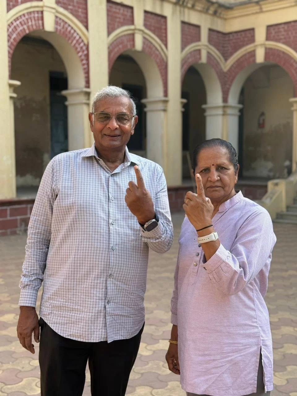 કરમસદમાં પૂર્વ સાંસદ દિલીપભાઈ પટેલે મતદાન કર્યું